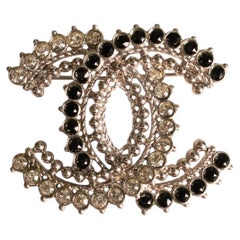 Broche Chanel CC signée Karl Lagerfeld, 2011