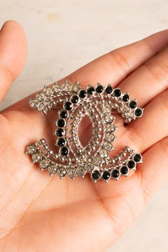 Broche Chanel CC signée Karl Lagerfeld, 2011