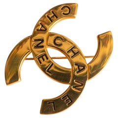 Broche Chanel « CC » signée Karl Lagerfeld, printemps 1998