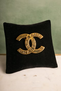 Broche Chanel « CC » signée Karl Lagerfeld, printemps 1998