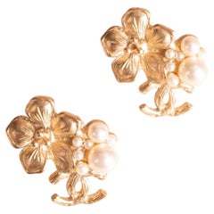 Pendientes de Chanel diseñados por Karl Lagerfeld, primavera de 2010