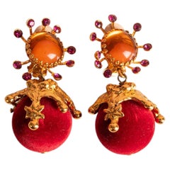 Pendientes de Christian Lacroix, diseñados por Christian Lacroix, de alrededor de 1990
