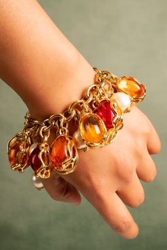 Bracelet à breloques Saint Laurent signé Yves Saint Laurent, vers 1990