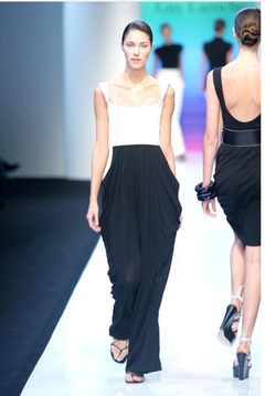 Pantalones plisados de Guy Laroche, diseñados por Hervé Leroux, primavera de 2006