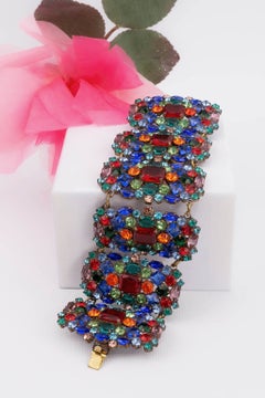 Armband mit bunten Strasssteinen