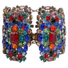 Armband mit bunten Strasssteinen