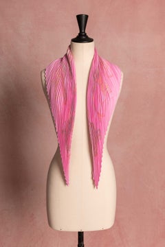 Hermès-Plissee-Foulard „Tous en selle“ von Daiske Nomura 2025