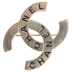 Broche Chanel CC signée Karl Lagerfeld, printemps 1998