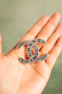 Broche Chanel CC signée Karl Lagerfeld, printemps 1998