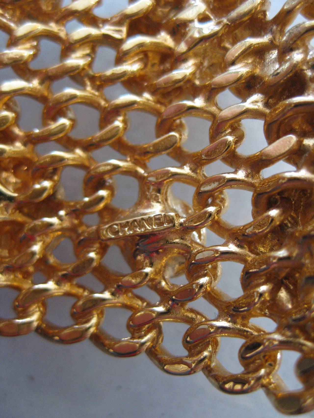 Chanel - Manchette en verre coulé et chaîne en or en vente 2