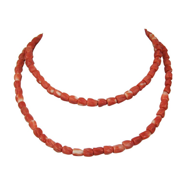 Collier de perles de corail vintage des années 1950 