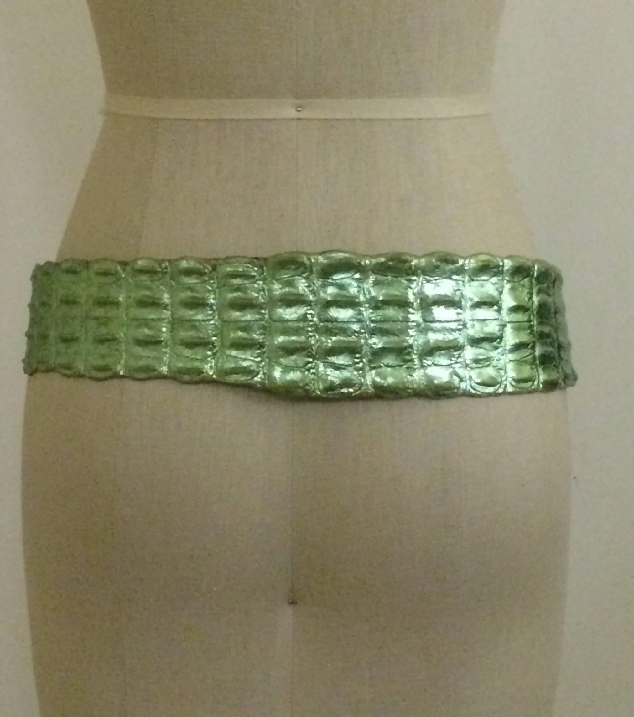 Roberto Cavalli crocodile belt in light green metallic. 

Material: Crocodile leather.

Made in Italy.

Size 40.
Total length 44