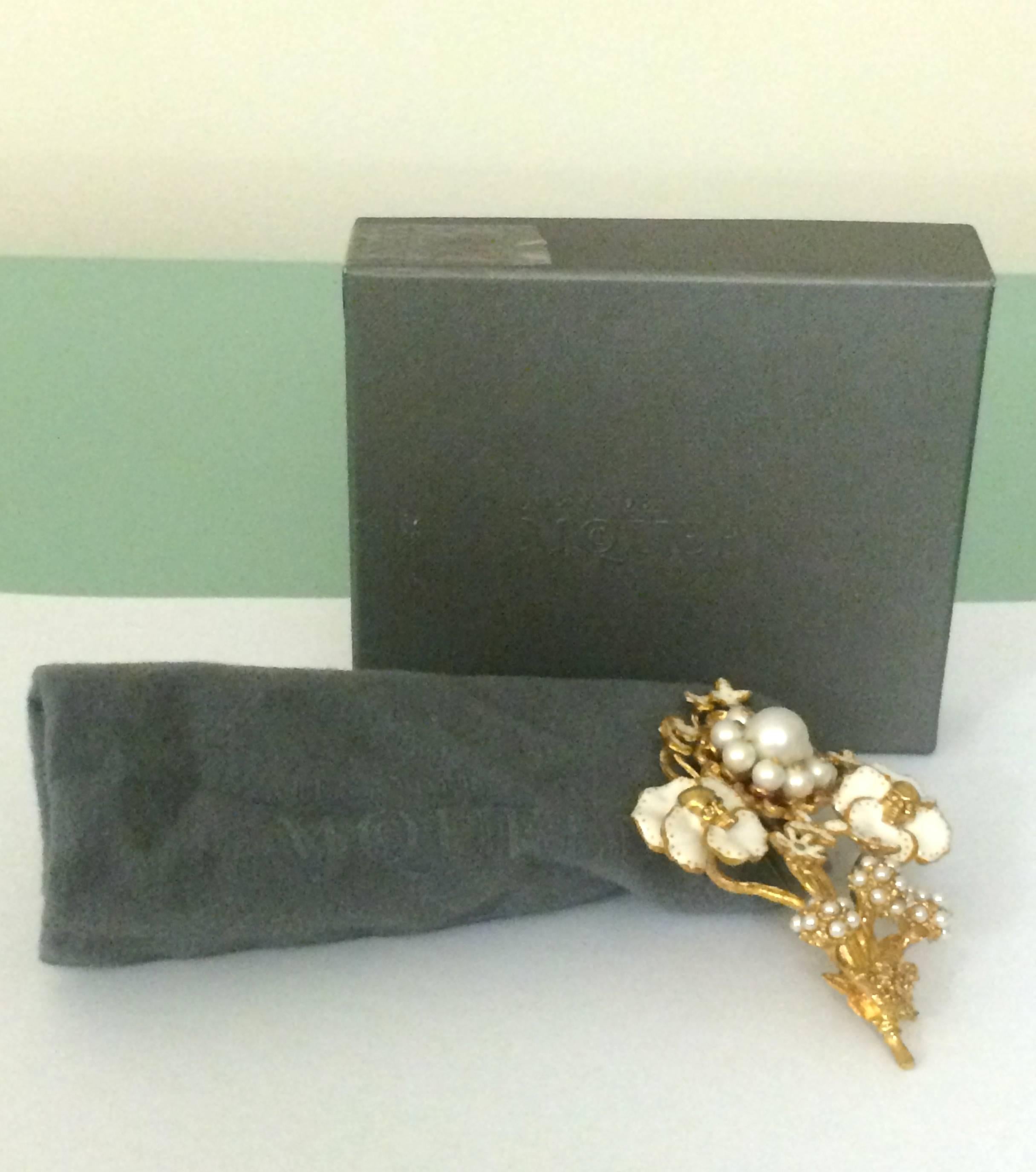 Alexander McQueen Large Pin Brooch Gold Tone Floral Skull Faux Pearl Rhinestone In Excellent Condition In San Francisco, CA