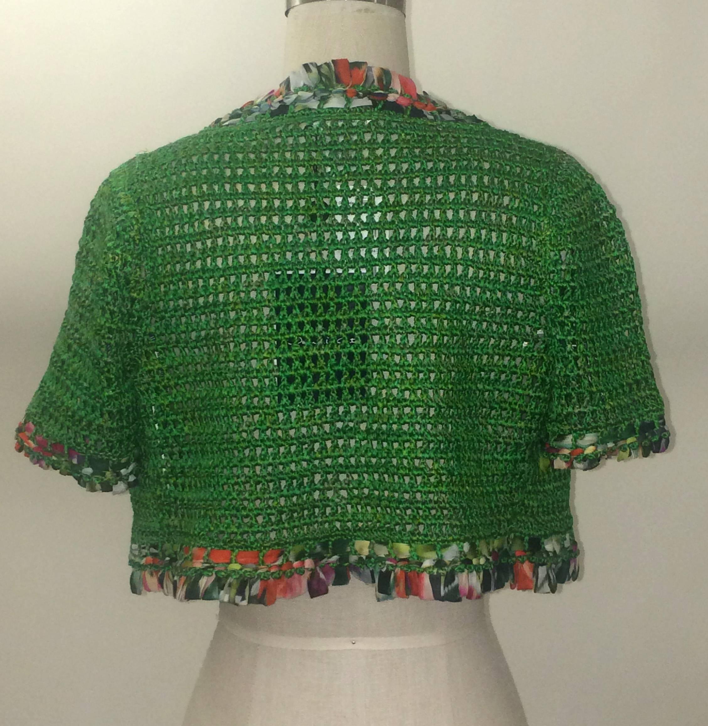 Oscar de la Renta hand knit green bolero with multicolored ribbon trim from the Resort 2014 collection. 

100% silk.

Made in Bolivia.

Size S/P
Bust 32