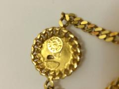 Celine Bracelet à breloques avec médaillon en forme d'arc de triomphe et chaîne en or, Paris, 1990