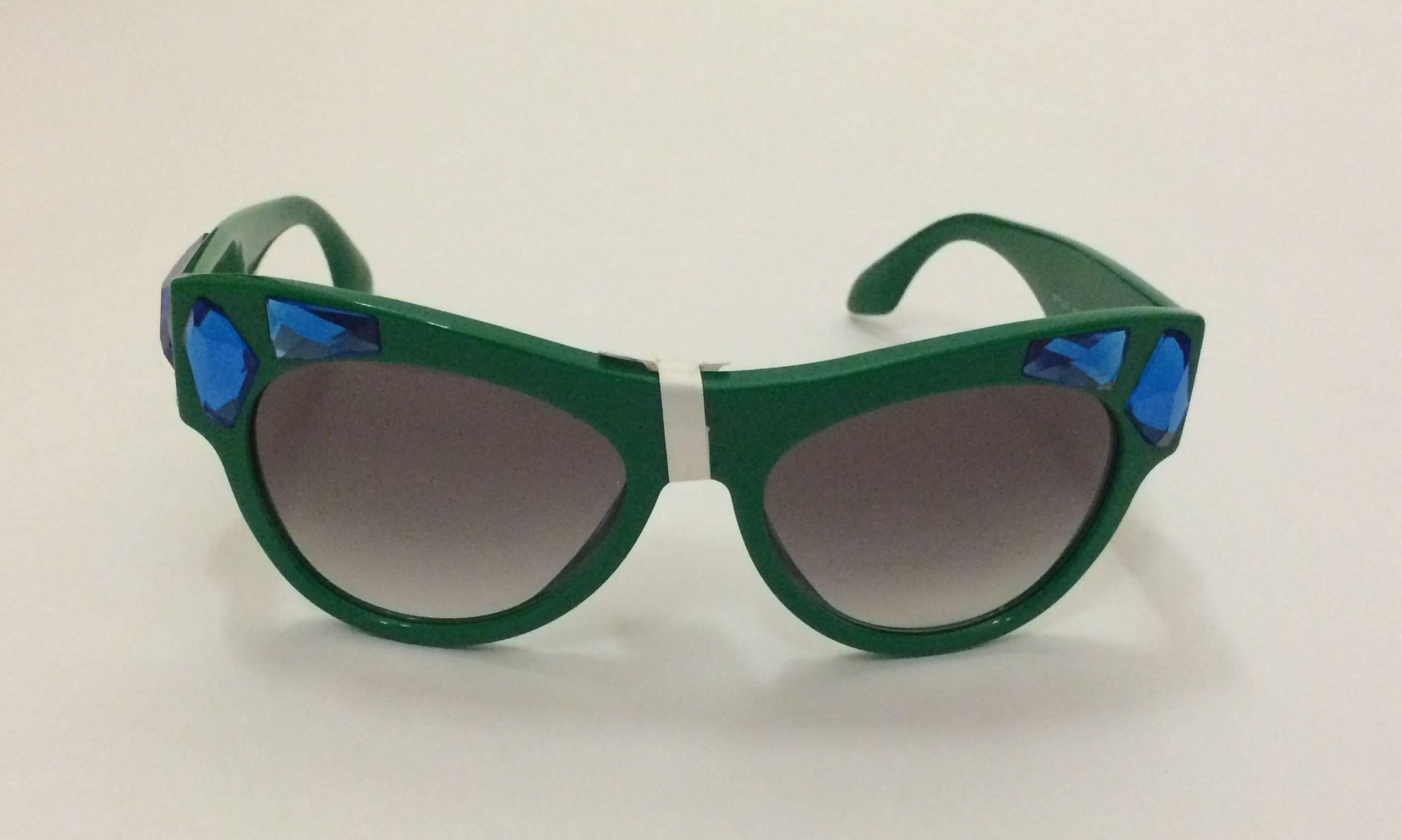 
Prada 'Voice' green acetate sunglasses with blue crystal embellishment and gold Prada logo at temple. Grey gradient lenses with 100% UVA & UVB protection.

Size: 140 mm x 56 mm x 18 mm.

Made in Italy.

Excellent condition. New with tags, no