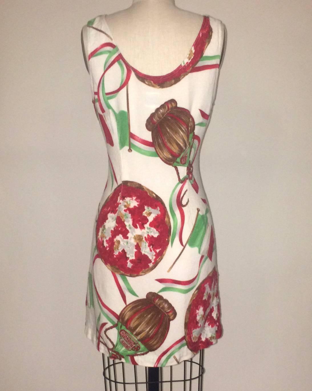 Moschino Jeans 1980s sleeveless scoop neck dress featuring pizzas, chianti wine, and Italian flags & streamers. Side zip. 

68% viscose 32% linen. 

Made in Italy.

Size IT 46, US 12. Fits more like modern 8. See measurements.
Bust
