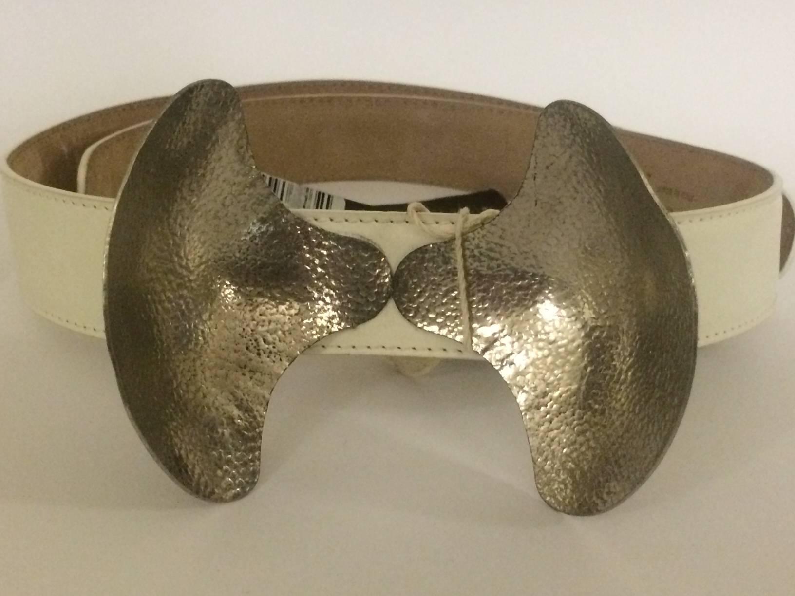 Alexander McQueen by Sarah Burton white leather belt with slightly distressed hammered silver clam shell shapes forming bow. Adjustable snap closure.

Total length 35 1/2