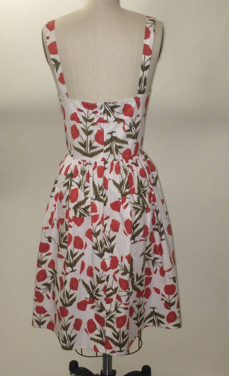 Oscar de la Renta red poppy print cotton sundress from the Spring 2102 collection. Hidden side pockets. Back zip.

96% cotton, 4% spandex.

Made in USA.

Size 12, runs small (maybe more like a 10.) See measurements. 
Light stretch,