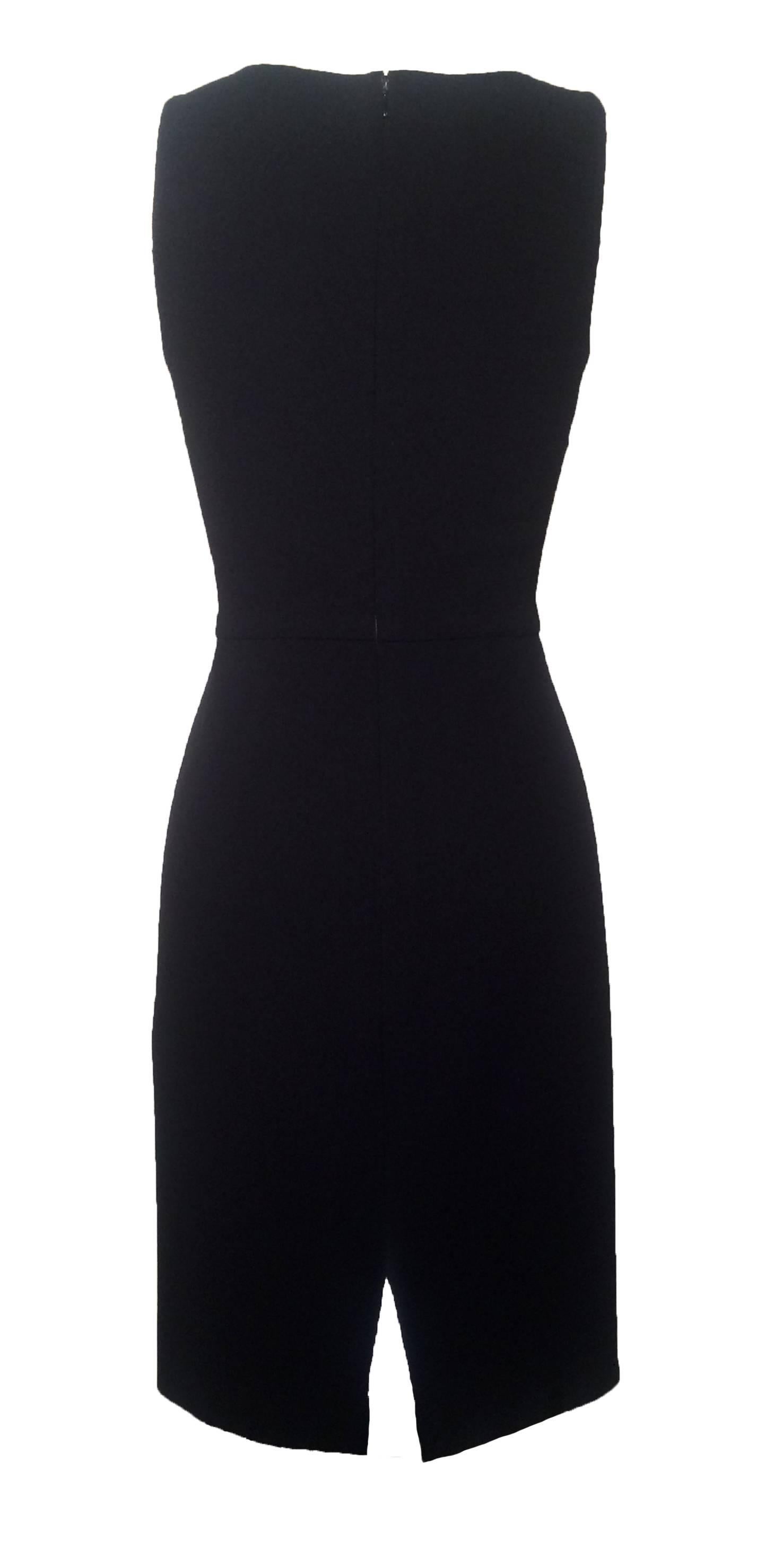 Oscar de la Renta little black dress. Twist detail forms a cut out at chest. Sleeveless, slight pleating at waist.

Back zip and hook and eye closure.

Labelled size 0. See measurements.
Bust 31