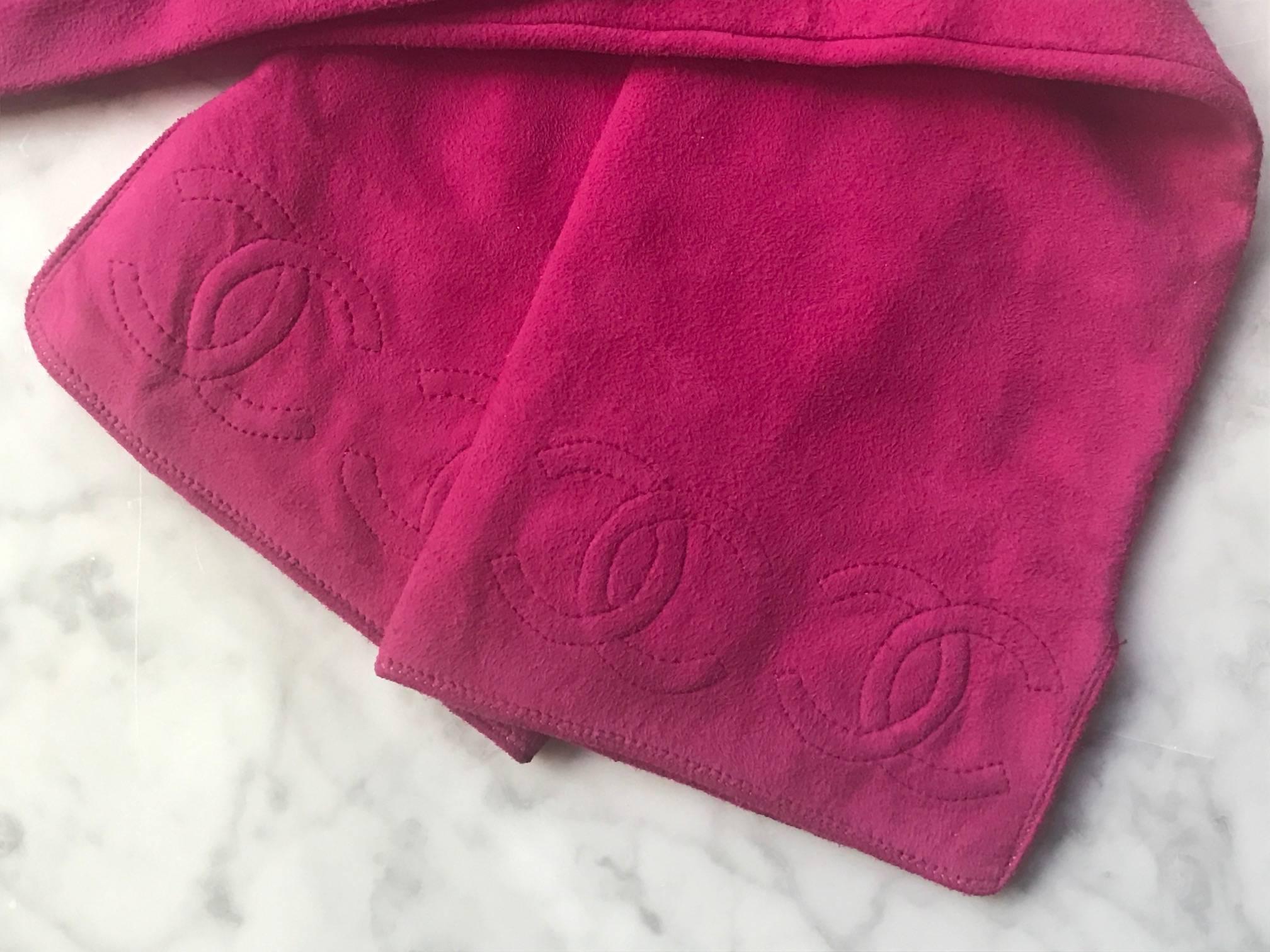Chanel vintage raspberry suede elbow length gloves. Quilted CC logos on back and front of both sides. Lightly lined.

Stamped 'Chanel' one lining of one glove and size/content/Made in France on other.

Made in France.

Labelled size 7. Seems to 
