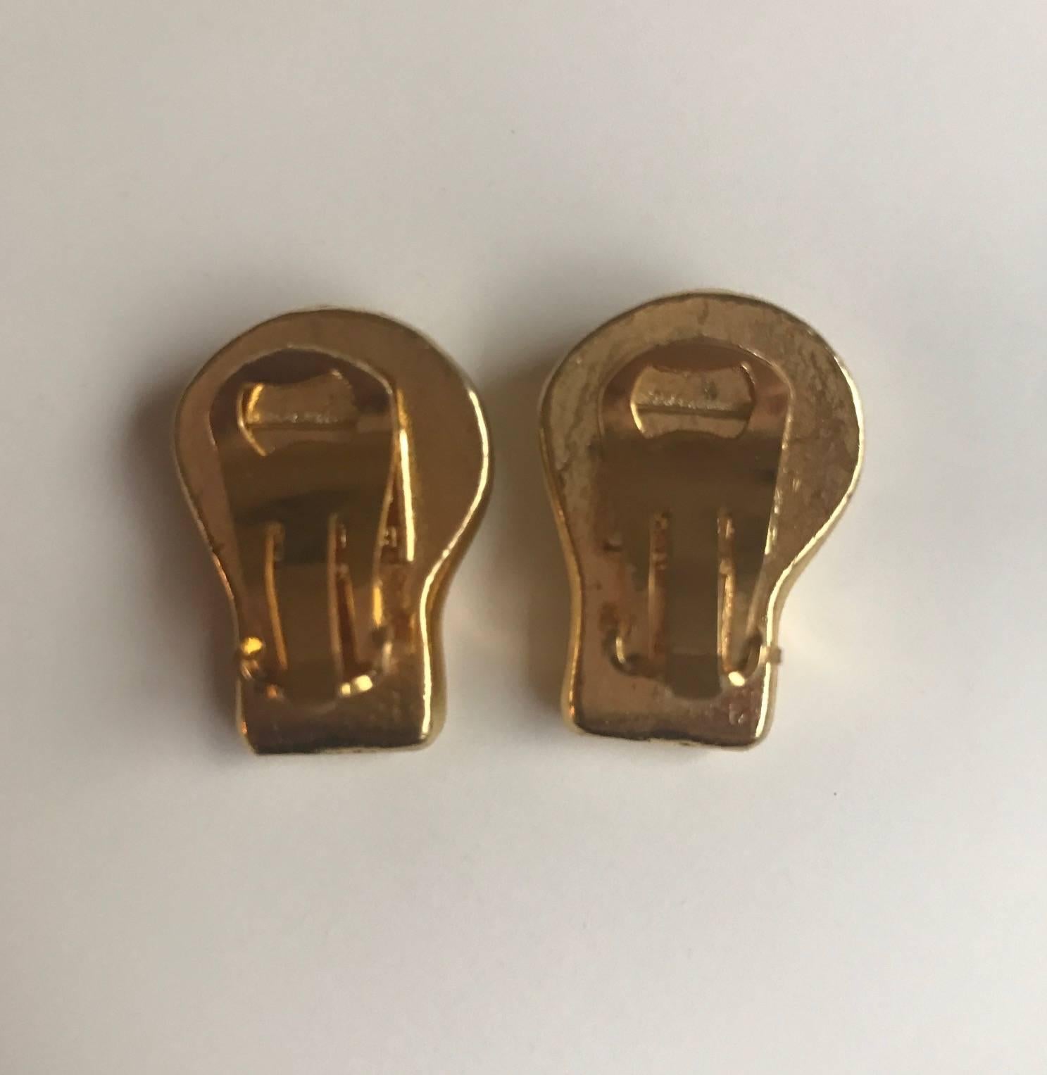1980er BillyBoy* Surreale Bijoux Goldfarbene und grüne Kristall- Totenkopf-Ohrringe im Zustand „Gut“ im Angebot in San Francisco, CA