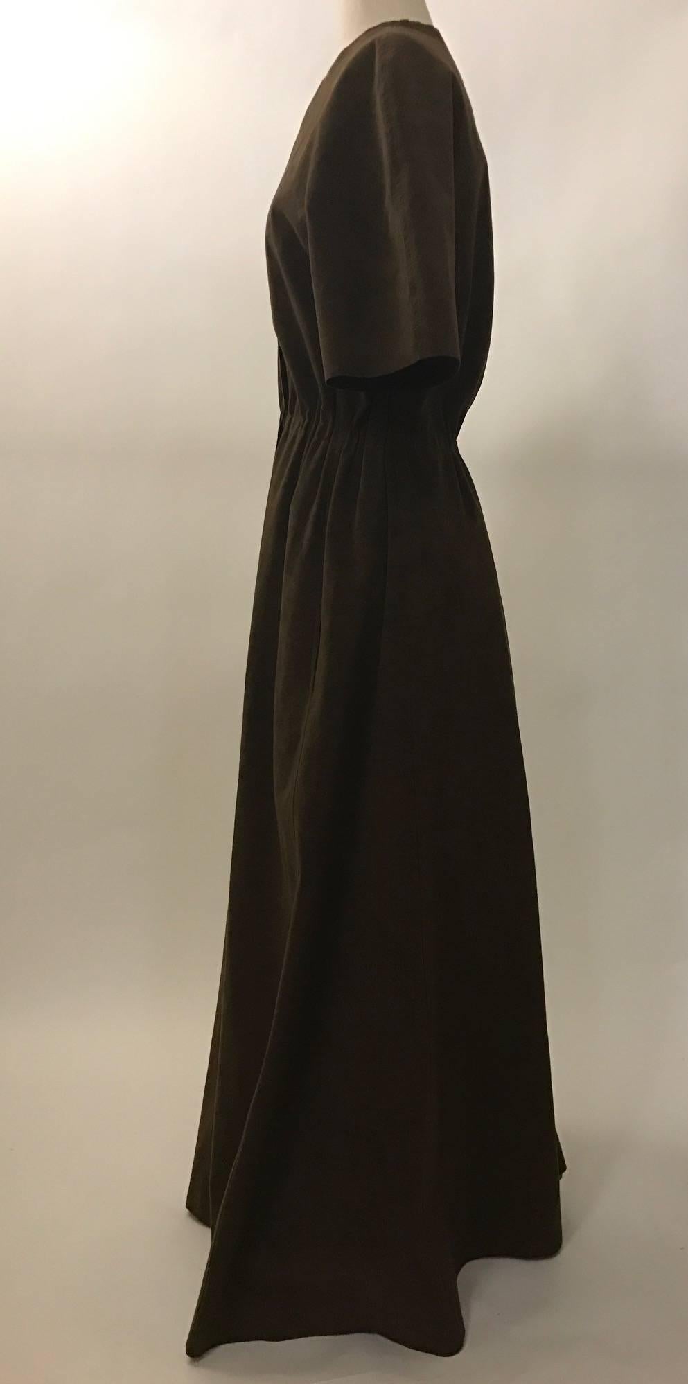 Halston 1970's brown ultra suede partial wrap dress. Fastens with hooks at elasticized waist and a snap near bust.

Ultrasuede (washable synthetic micro fiber.)

No size label, best fits a size M, but somewhat flexible. See measurements.
Bust