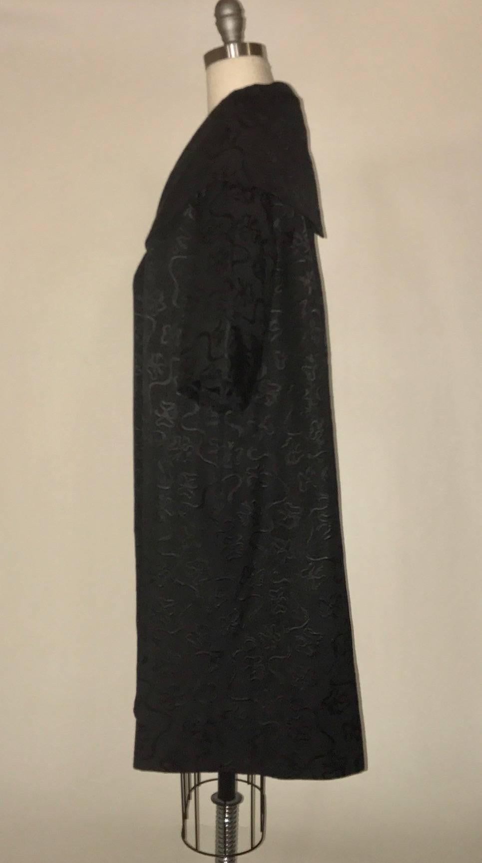 Noir I Magnin & Co - Manteau swing en jacquard noir avec nœud et col châle, fin des années 1950  en vente