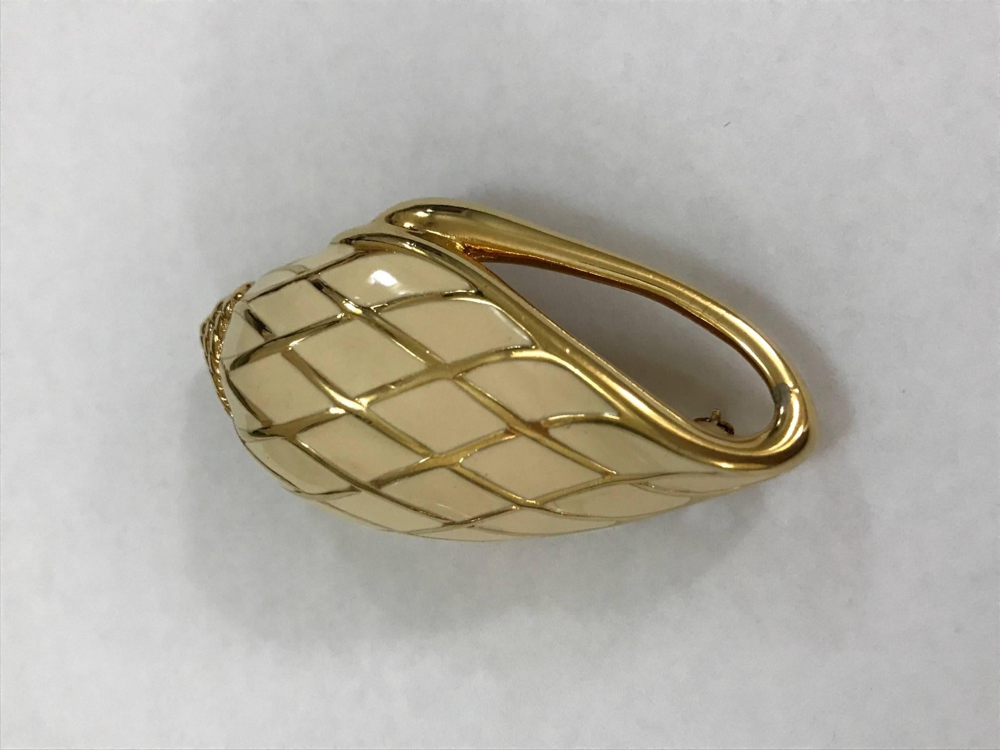 Trifari 1980s (estimated) gold and cream shell pin.

Measures approximately 2 1/4" by 1 1/8".

Signed 'TRIFARI' at back in block caps.

Very good condition, tiny hard to spot chip to gold finish right where the top loop curves around from