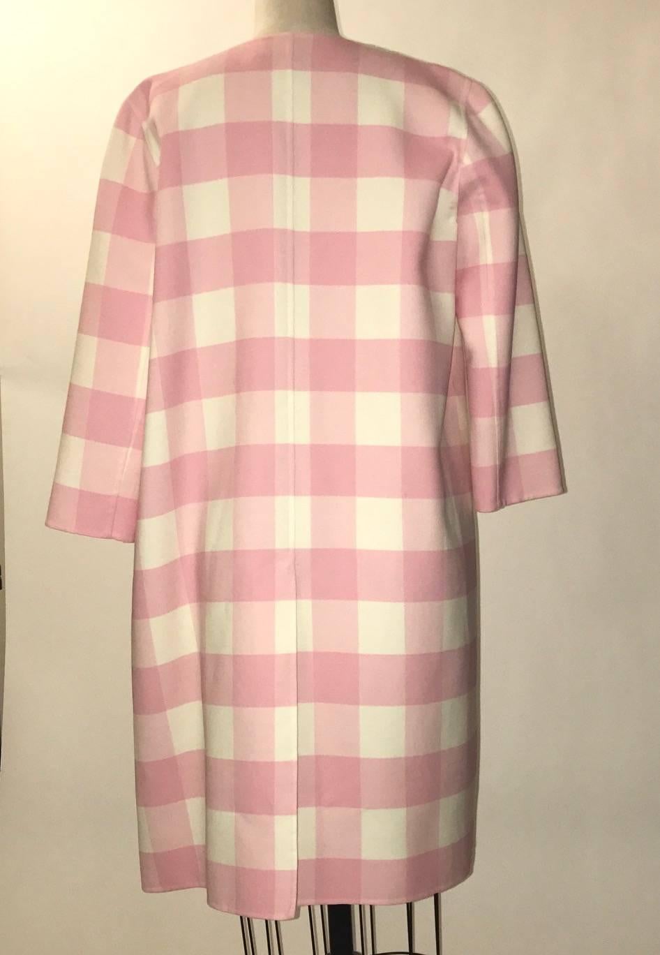 Oscar de la Renta Spring 2015 lightweight pink and white buffalo check open front coat with a relaxed silhouette. 3/4 sleeves, pockets at hip.

Seen in Look 1 of the runway collection.

98% virgin wool, 1% nylon, 1% elastane.

Made in Italy.

Size