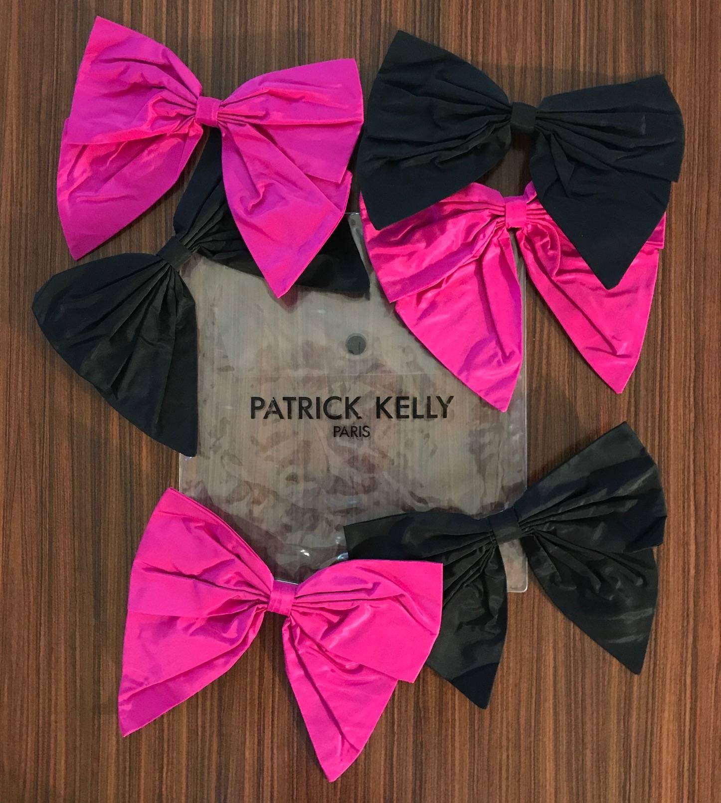 Patrick Kelly 1980s Set of Six Giant Pink Black Bow Pin Brooches In Excellent Condition In San Francisco, CA