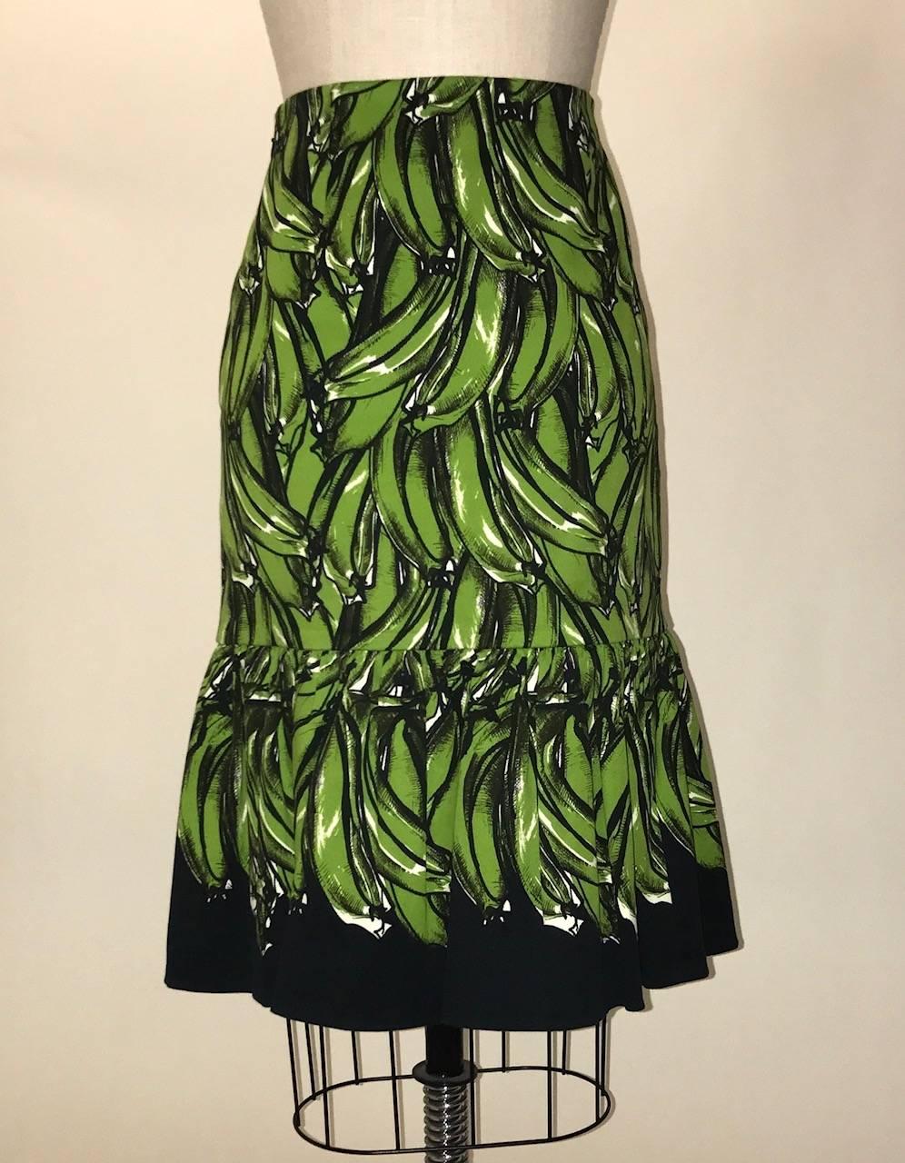 Prada green and black pencil skirt with banana print and a fun flared ruffle bottom. 

98% cotton, 2% other.
Fully lined in 74% cupro, 26% silk.

Made in Italy.

Size IT 40, approximate US 4. See measurements. Light stretch, measurements taken