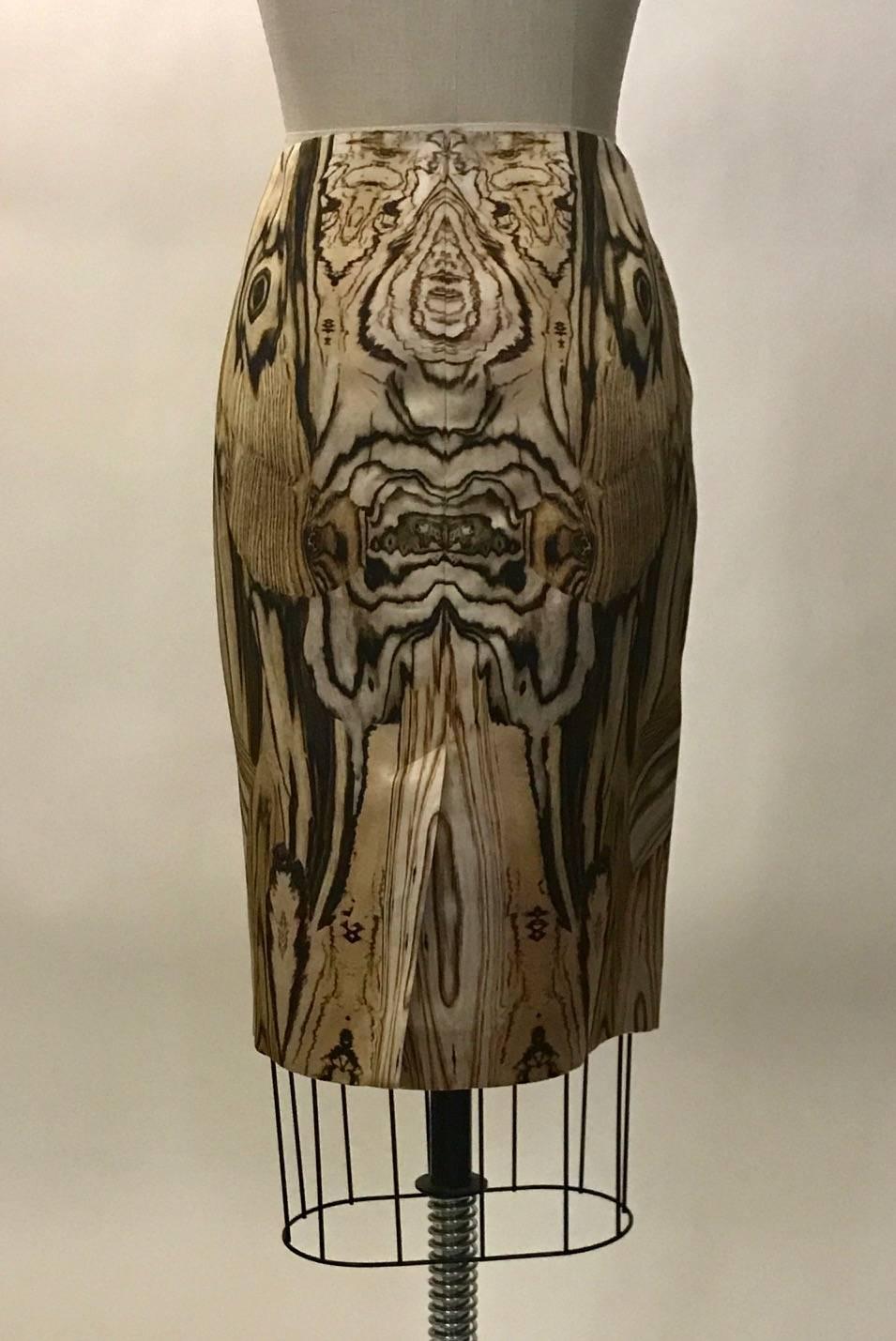 Alexander McQueen wood grain print silk satin pencil skirt from his Spring 2009 collection. Back zip and hook and eye. Original retail $1360.

100% silk.
Fully lined in 100% silk.

Made in Italy.

Size IT 42, approximate US 6, but seems to run a