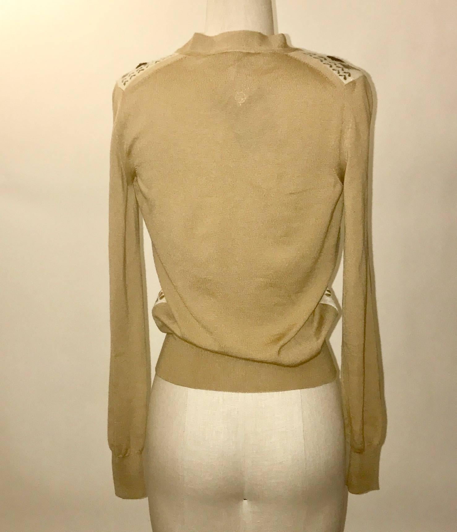 Cardigan boutonné en cachemire Yves Saint Laurent avec un motif géométrique peint sur le devant avec des surpiqûres de fil. 

100% cachemire.

Fabriquées en Italie.

Taille S.
Buste 33