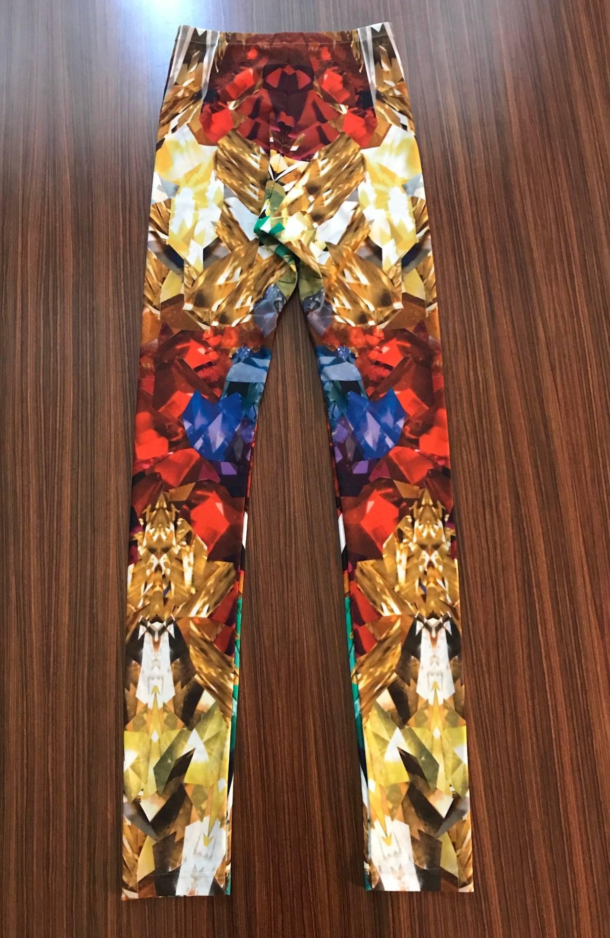 Alexander Mcqueen crystal print leggings in a kaleidoscopic pattern of green, red, blue, and gold from the Spring/Summer 2009 collection.

78% polyamide, 22% elastane. 

Made in Italy.

Size S. (Very stretchy.)
Waist 22