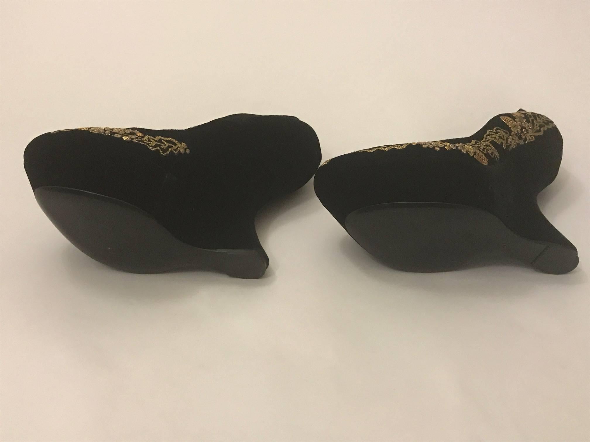 New Alexander McQueen Black Velvet Gold Acorn Embroidered Armadillo Wedges Shoes In New Condition In San Francisco, CA