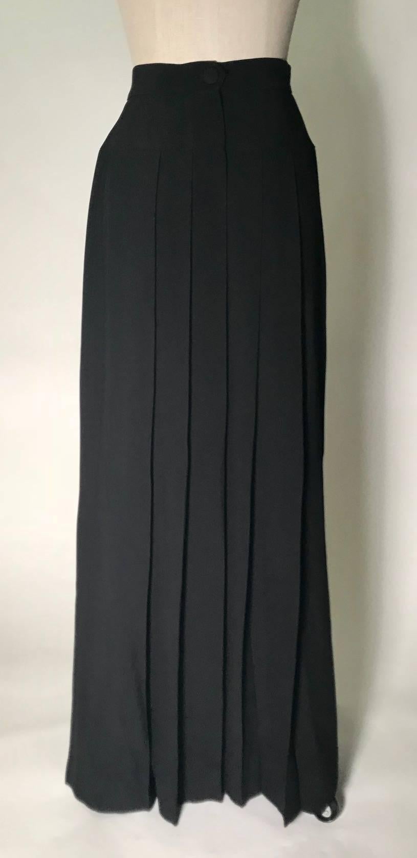 Moschino vintage 1990s black pleated maxi skirt embellished with gold embroidered musical notes. Zipper and button at back.

55% acetate, 45% rayon.

Made in Italy. 

Labelled size IT 42, US 8, but best fits a modern 2/4. See measurements.
Waist 26