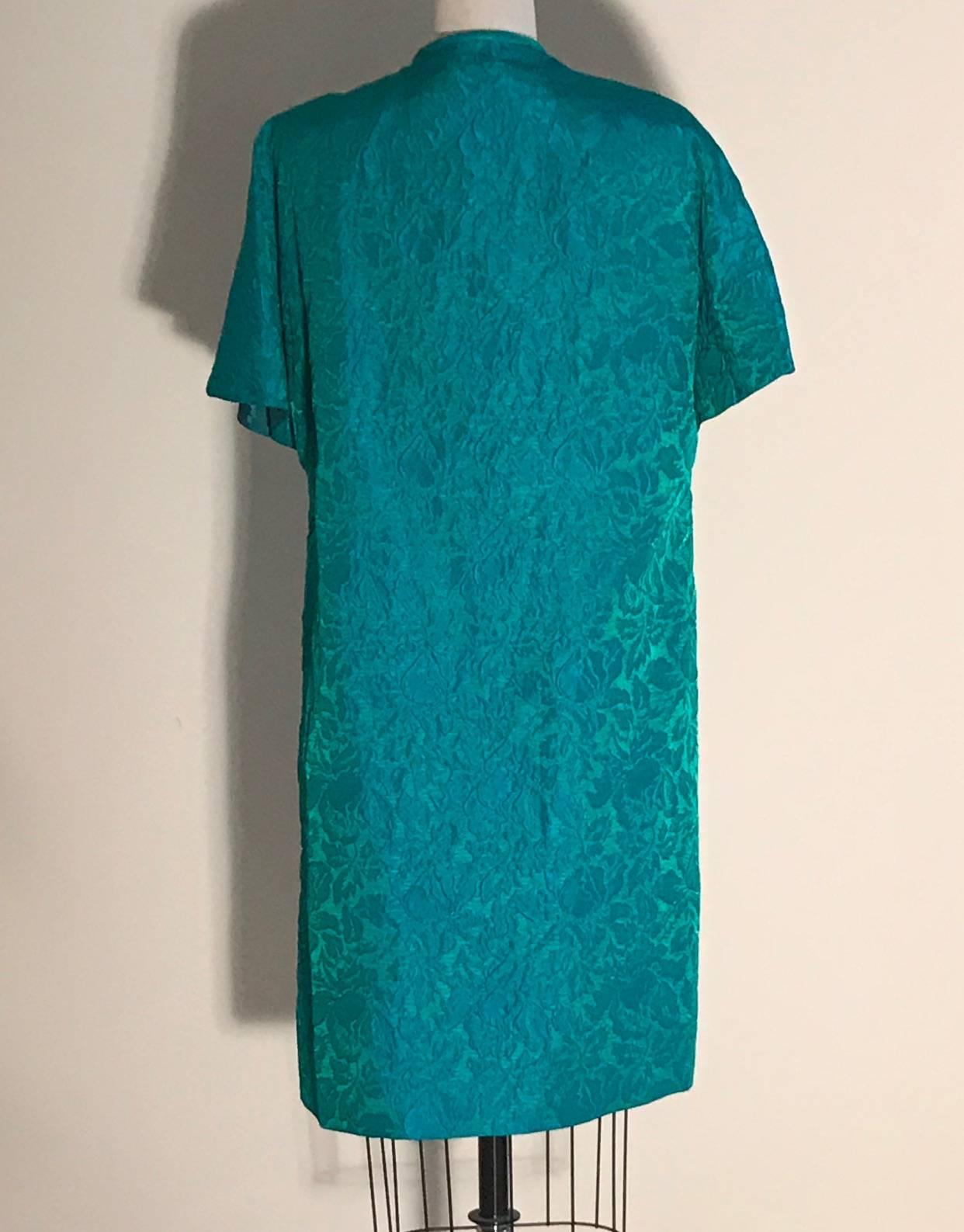 Joseph Magnin - Manteau à fleurs et robe à col bénitier vert et bleu, années 1950   en vente 1