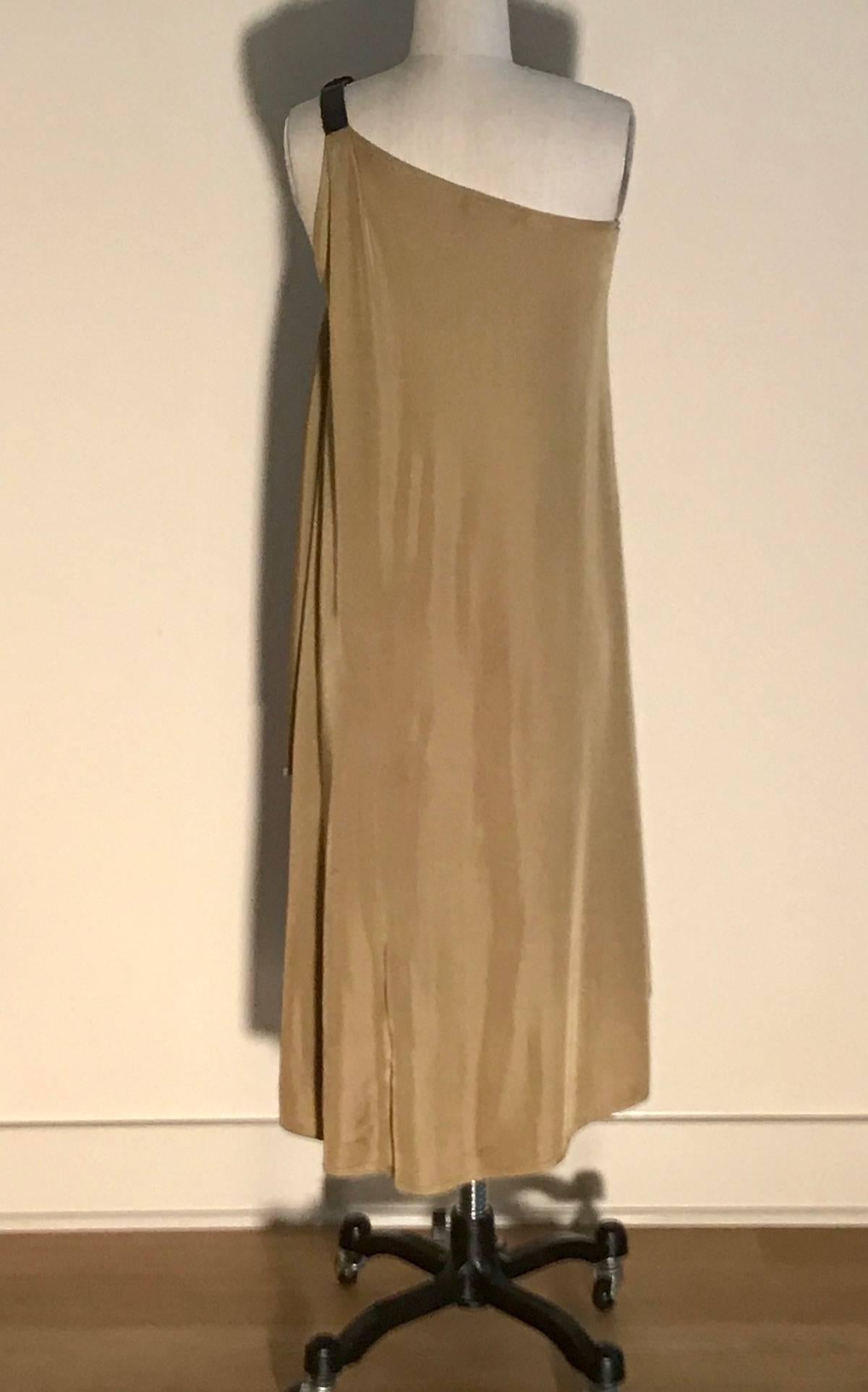Alexander McQueen 2000s Leather Buckle Accent One Shoulder Tan Knit Draped Dress In Good Condition For Sale In San Francisco, CA