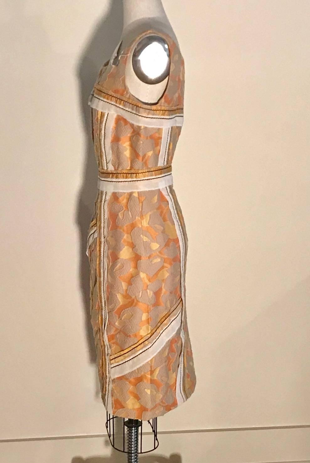 Prada 2015 Laufsteg Kleid aus Jacquard mit abstraktem Druck in Gelb-Orange mit Besatz (Braun) im Angebot