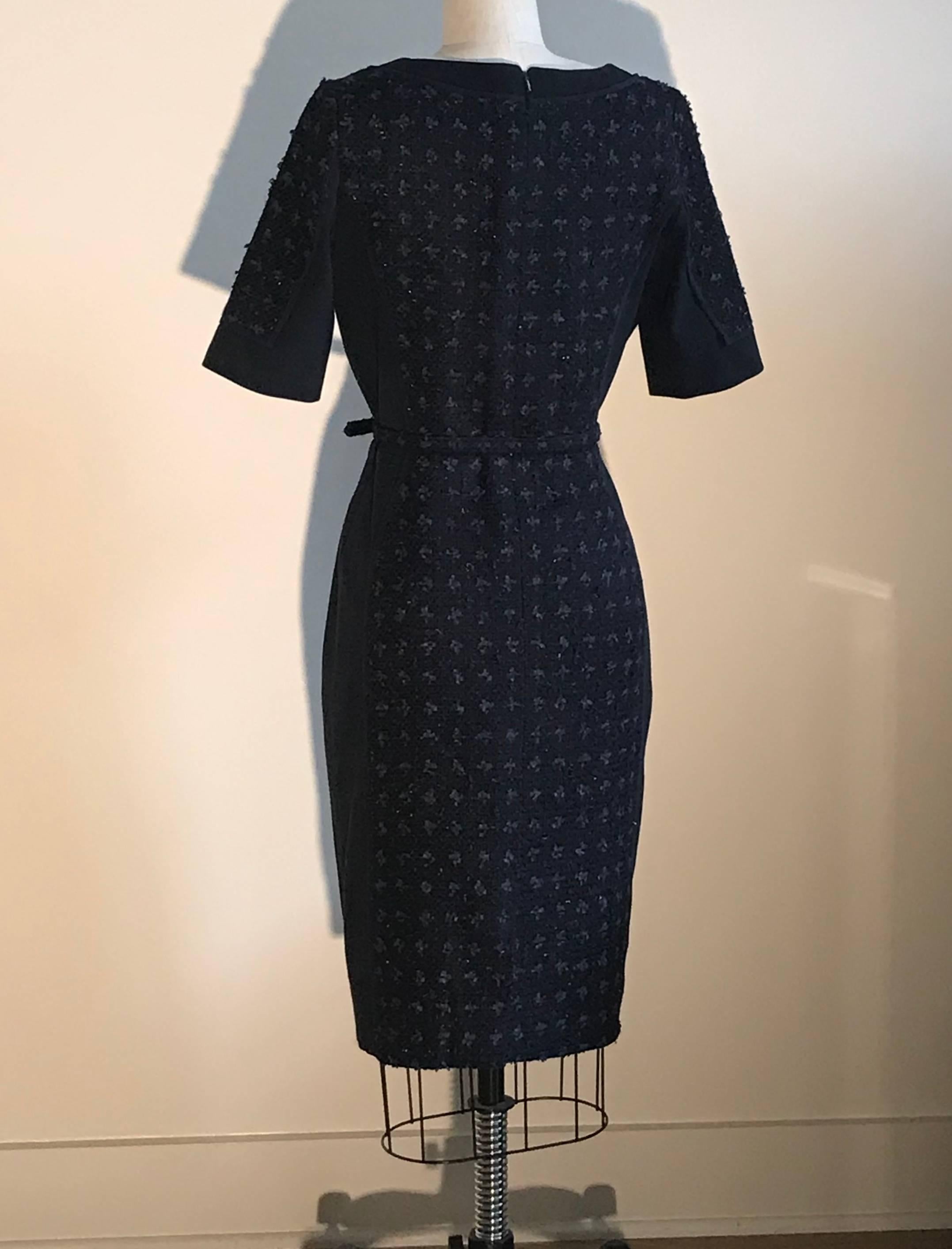 Oscar de la Renta navy blue tweed front dress with flattering stretch knit panels at sides. A few metallic threads shimmer throughout front tweed. Thin belt (removable) at waist. Back zip and hook and eye. 

48% cotton, 41% acrylic, 11% polyamide