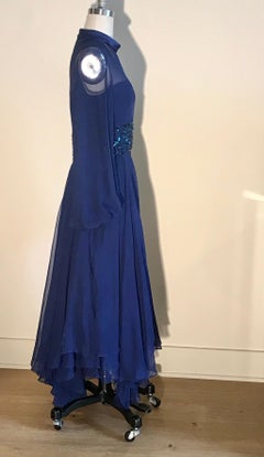 Travilla 1970s Vestido de noche de gasa azul con cuentas y mangas transparentes