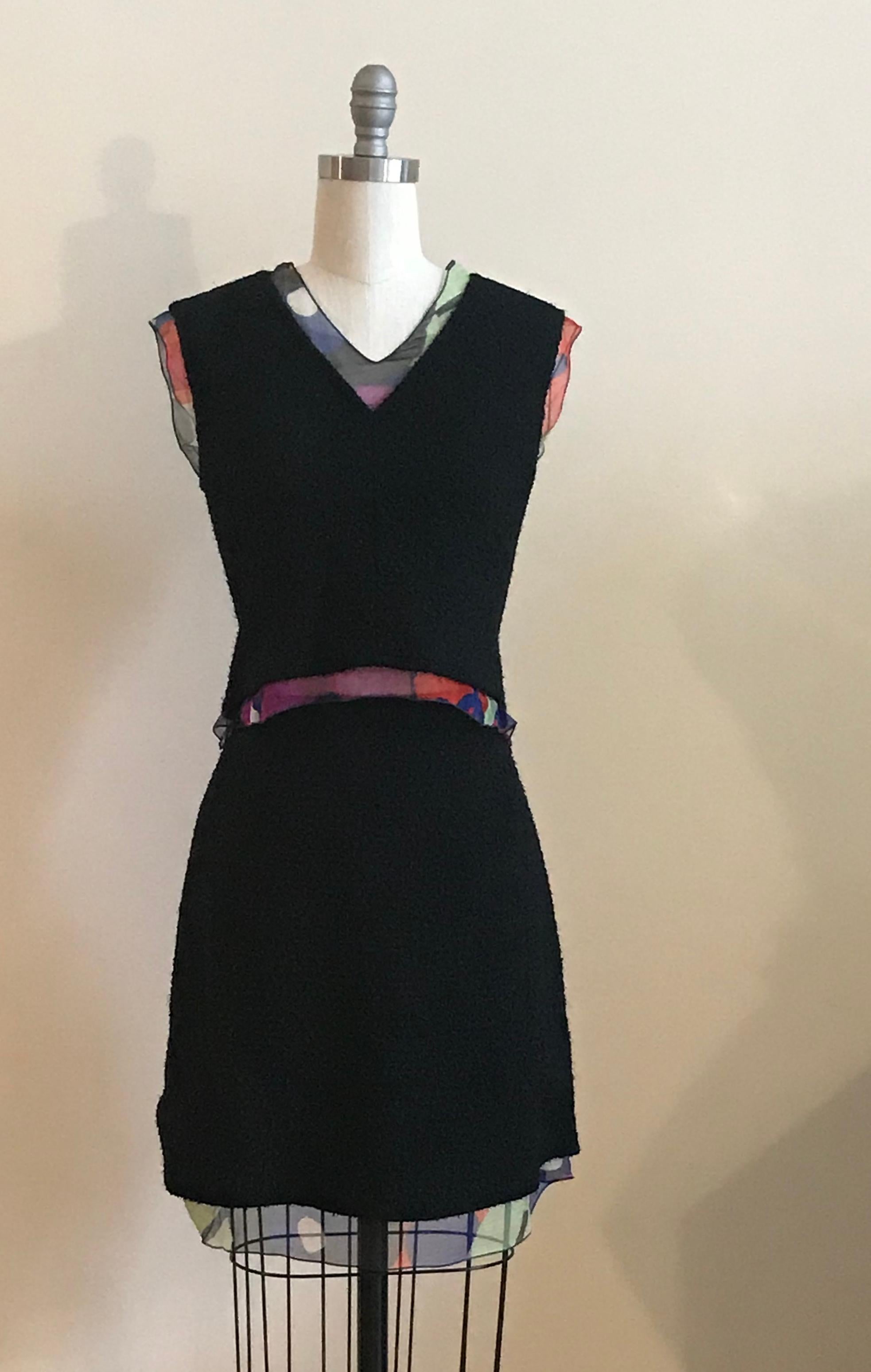 Tailleur trois pièces noir Chanel composé d'une jupe, d'un haut en coquille et d'une veste ouverte sur le devant en tissu bouclé nubby, garni d'une mousseline de soie à imprimé floral abstrait multicolore, de la collection de transition 2000.

La