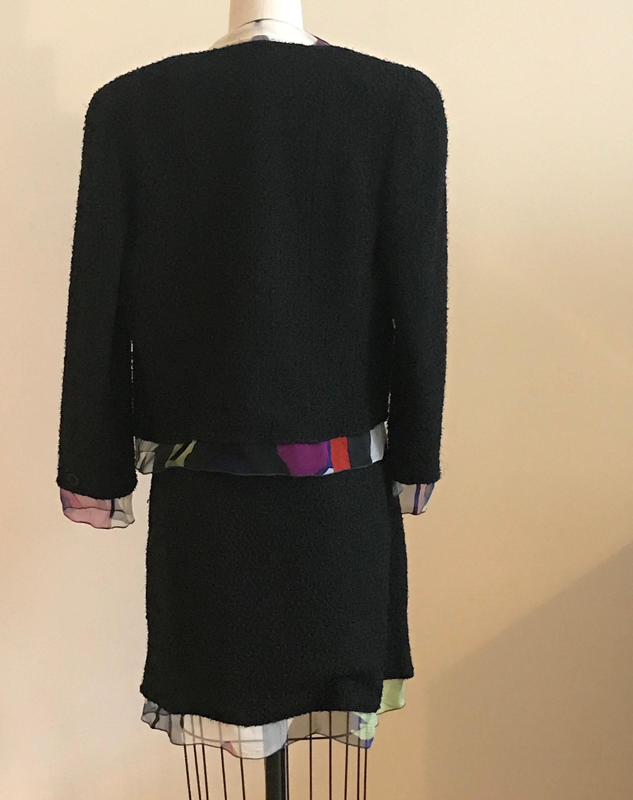 Chanel 2000 Costume trois pièces en bouclette noire avec mousseline multicolore florale  Garniture  Excellent état - En vente à San Francisco, CA