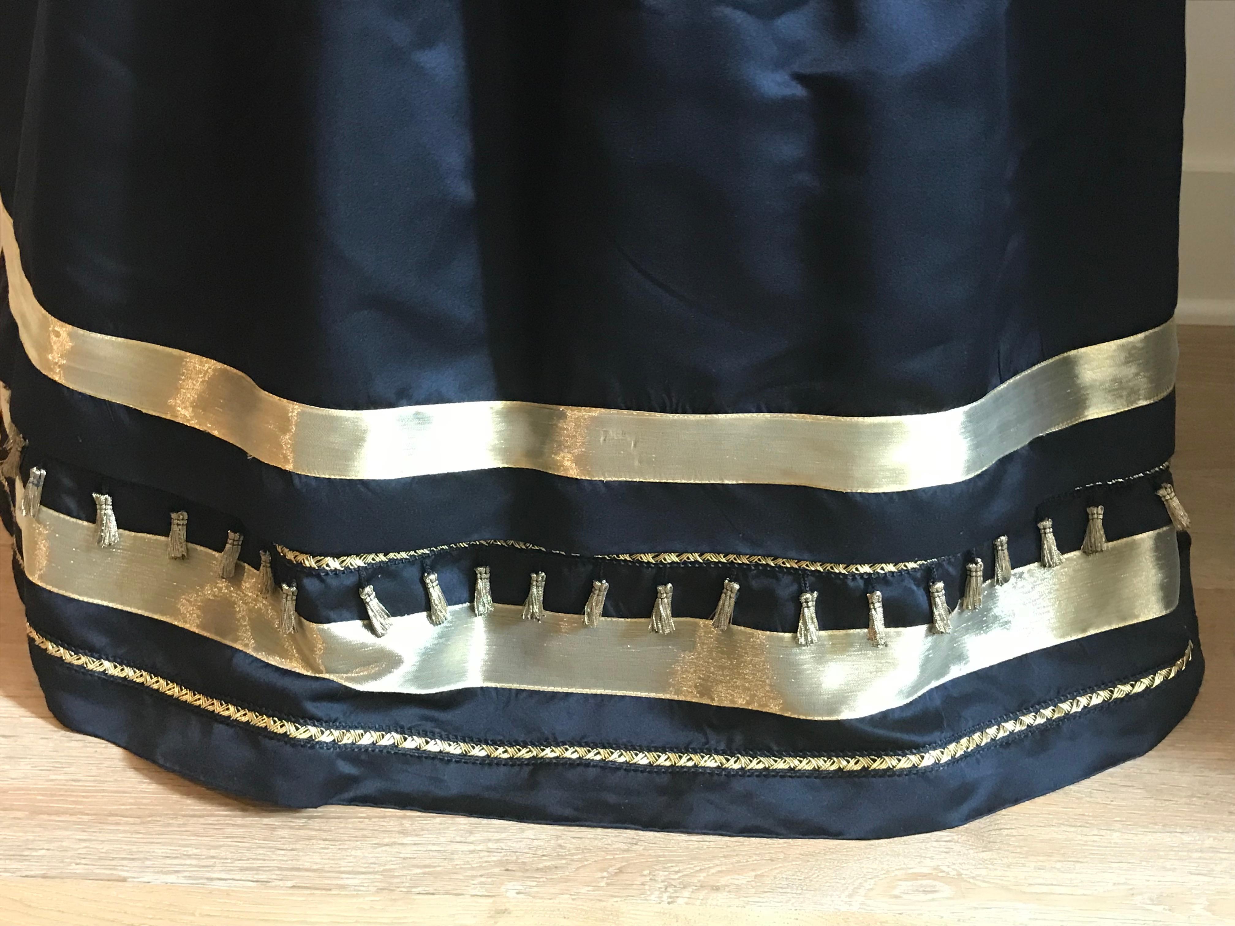 Victoria Royal - Robe à manches longues ornée de perles et de glands noirs et or en vente 2
