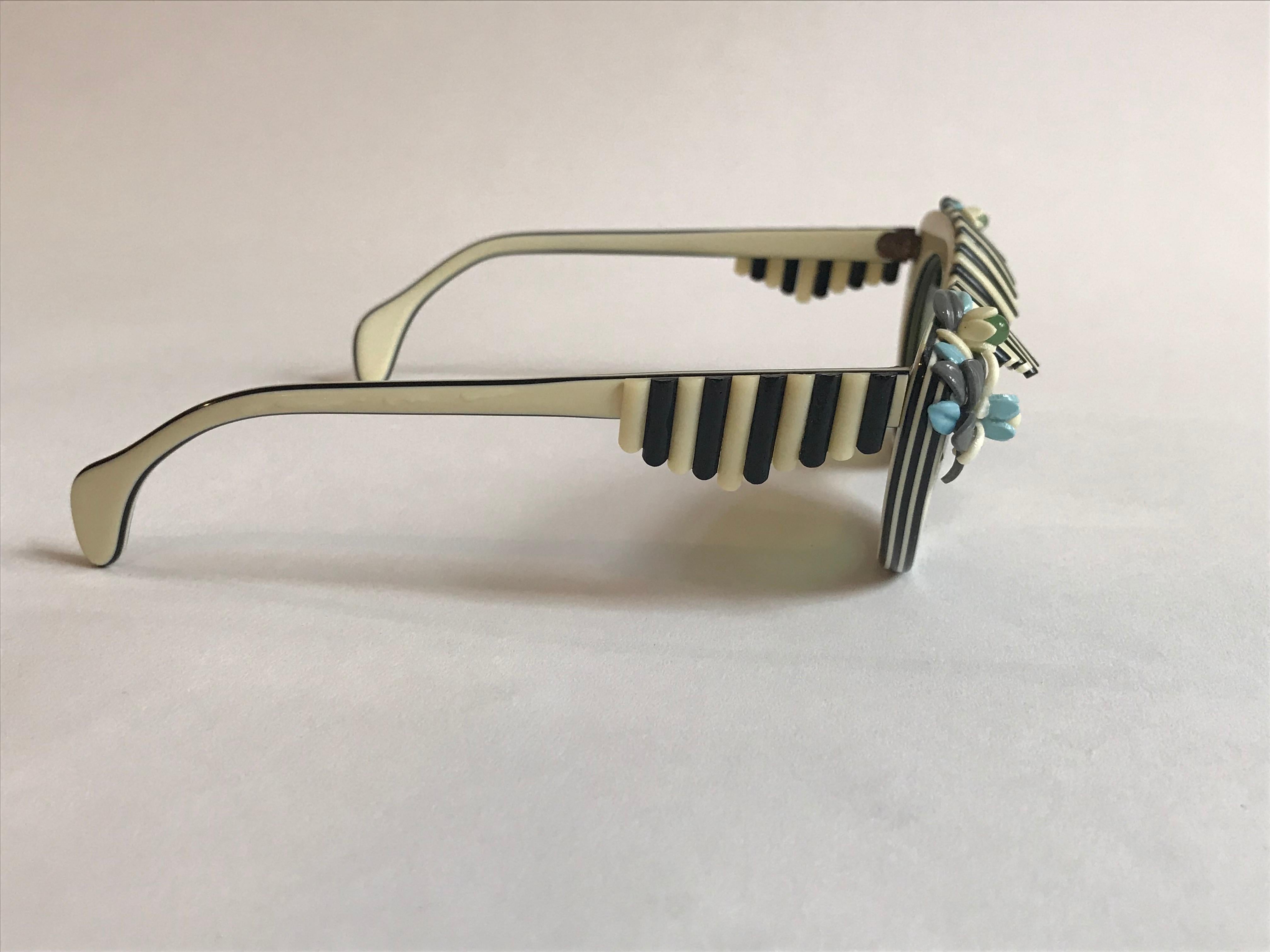 Lunettes de soleil Schiaparelli Cabana Floral Cat Eye en blanc crème et noir:: années 1950 Bon état à San Francisco, CA