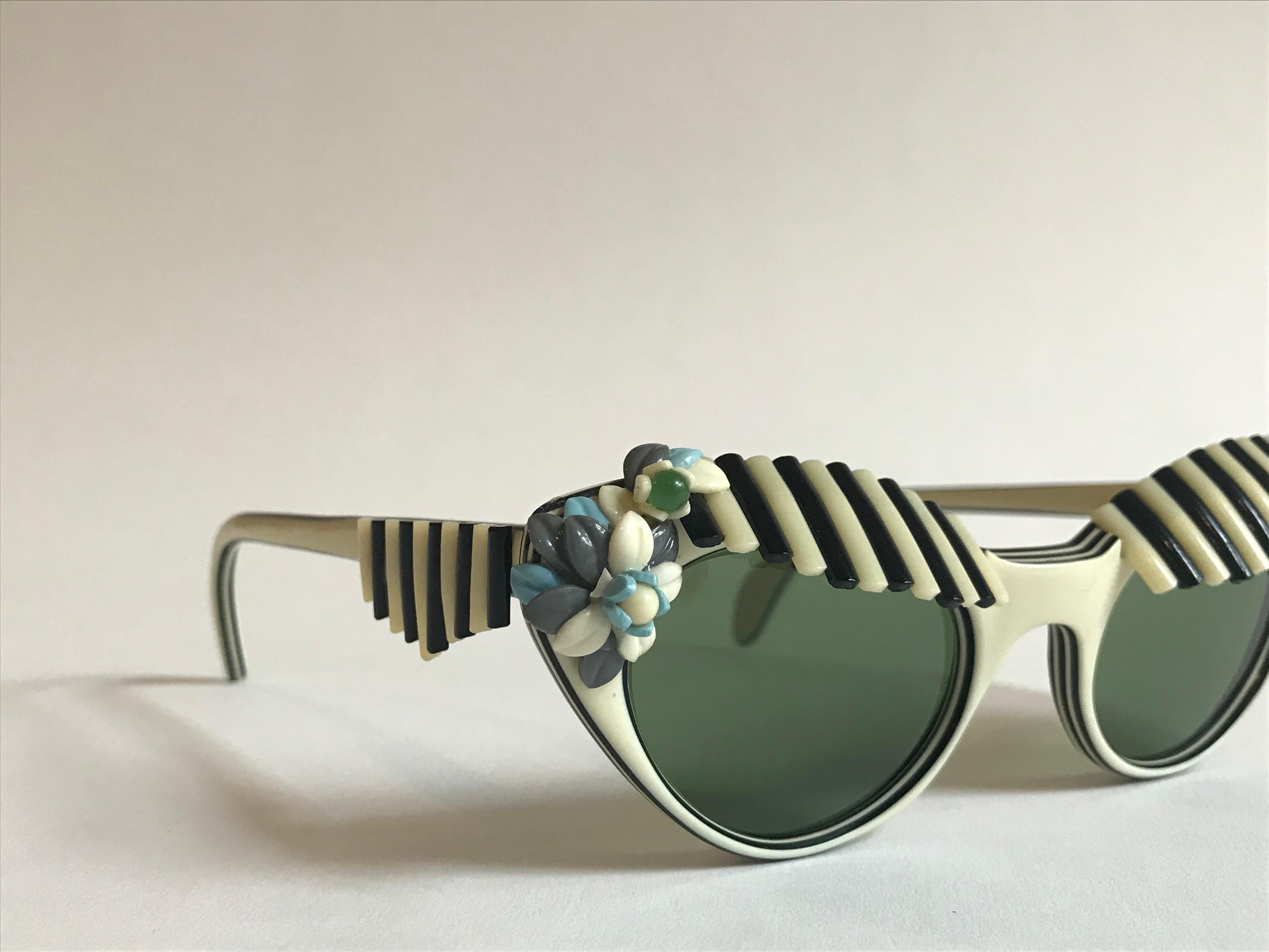 Schiaparelli Cabana Floral Cat Eye Sunglasses in Creamy White and Black, 1950s  1