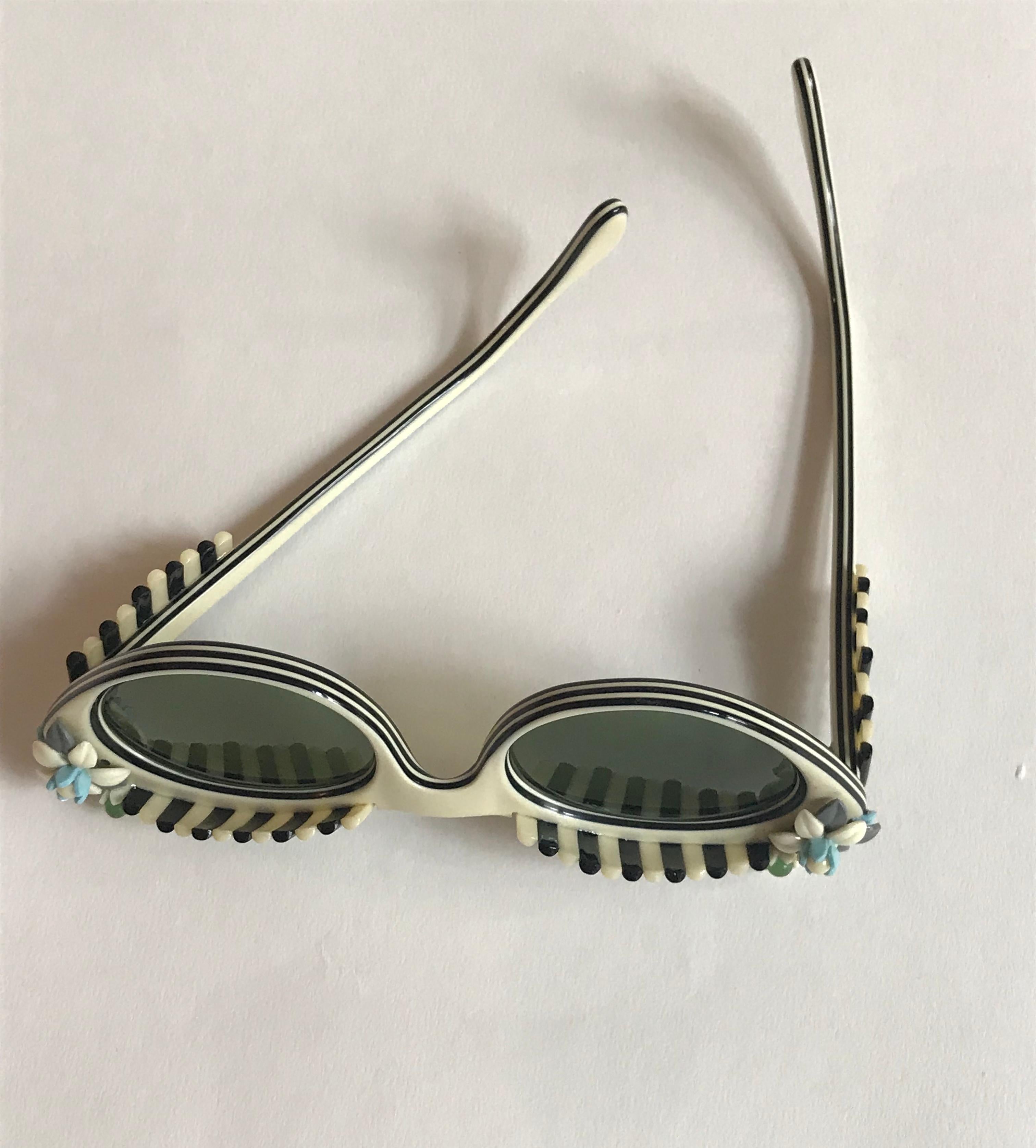 Gray Schiaparelli Cabana Floral Cat Eye Sunglasses in Creamy White and Black, 1950s 