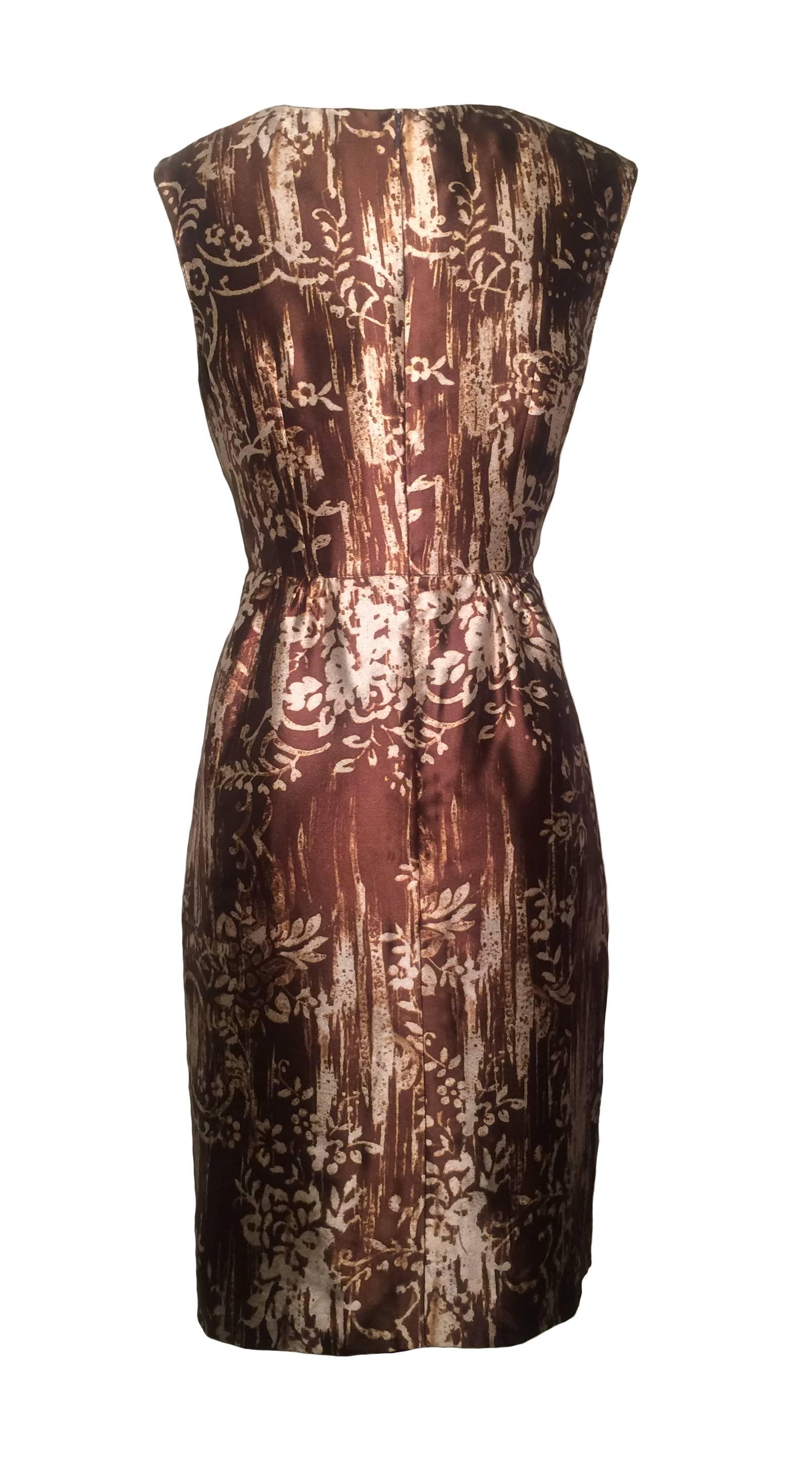 Oscar de la Renta brown and tan floral print silk shift dress with keyhole detail at chest. Back zip and hook and eye.

100% silk.
Made in Italy.

Labelled size 6.
Bust 36