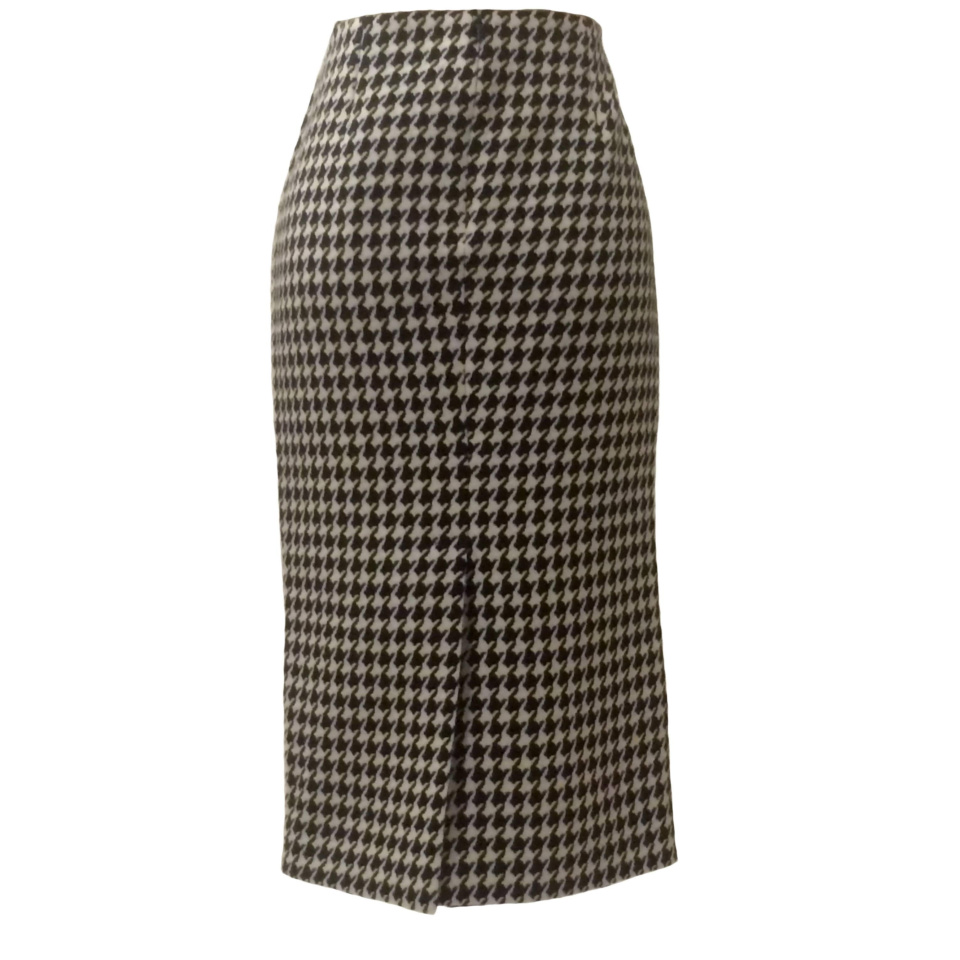 Alexander McQueen houndstooth pencil skirt from the fall 2009 collection. Sexy pencil fit with a slit at back center.

Back zip and hook and eye.

100% wool. Fully lined in 89% rayon, 11% silk.

Size IT 40, or approximate US 4.
Waist:
